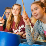Streetbeats Workshop voor jongeren met emmers.