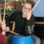Streetbeats drummen leren tijdens de workshop voor jongeren.
