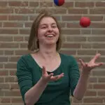 Leren jongleren met ballen tijdens de Circus Workshop