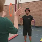 Overgooien met ringen tijdens de Circus Workshop