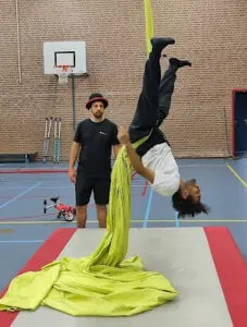 Acrobatiek leren tijdens de Circus Workshop