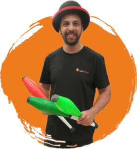 Circus workshopleider Frederico neemt alle materialen mee