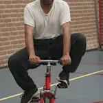 Minifiets rijden tijdens de Circus Workshop
