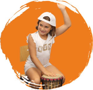 Tijdens een Muziekdag kunnen de kinderen bijvoorbeeld ook Djembé spelen.