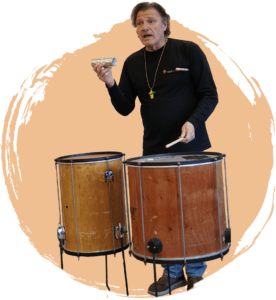 Percussie workshopleider Alaor komt uit Brazilie, en leert jullie de ritmes uit zijn geboorteland.