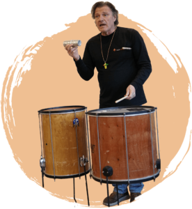 Percussie workshopleider Alaor komt uit Brazilie, en leert jullie de ritmes uit zijn geboorteland.