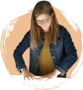 Een deelnemer experimenteert met zandtekeningen op een speciale lichttafel