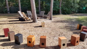 De cajon is een percussie instrument dat je kunt leren bespelen.