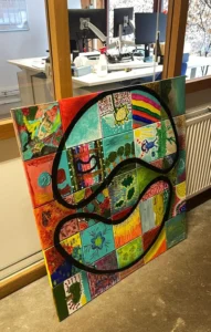 Een resultaat van een Graffiti Workshop waarbij de hele groep samenwerkte aan 1 kunstwerk voor op kantoor