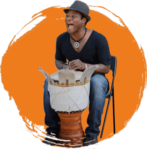 Djembé workshopleider Michael maakt er altijd een feest van.