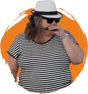 Een deelnemer aan de Mondharmonica Workshop krijgt een blues outfit