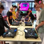 DJ / Mixen als creatieve workshop voor jongeren