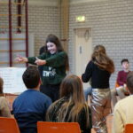 Iedereen komt los in de Theatersport Workshop die gebruik maakt van Theater Leerlijnen.