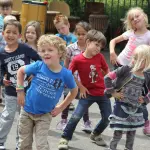 Kinderen dansen tijdens de workshops.