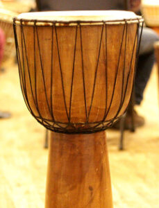 De Djembé trommel is een bekend slagwerk instrument voor veel groepen