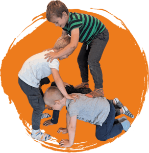 In het circus voor kinderen gaan de kinderen zelf aan de slag met circus oefeningen.