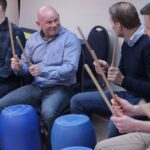 workshop voor mannen zoals Streetbeats; drummen op afvaltonnen