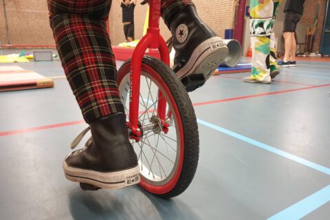 Circus Workshop voor groepen waarin je onder meer eenwieleren leert