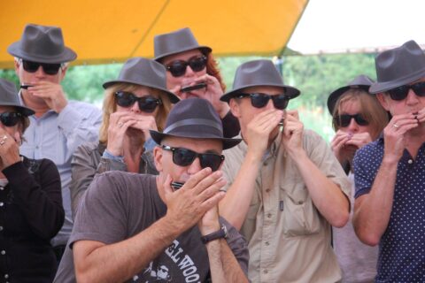 In onze Mondharmonica Workshop nemen we ook zonnebrillen en hoedjes mee voor een echt blues gevoel.
