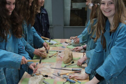 Workshop beeldhouwen met speksteen op locatie voor groepen jongeren