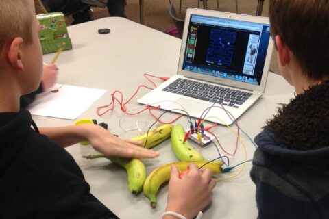 Makey Makey ontwerp workshop op locatie voor groepen jongeren